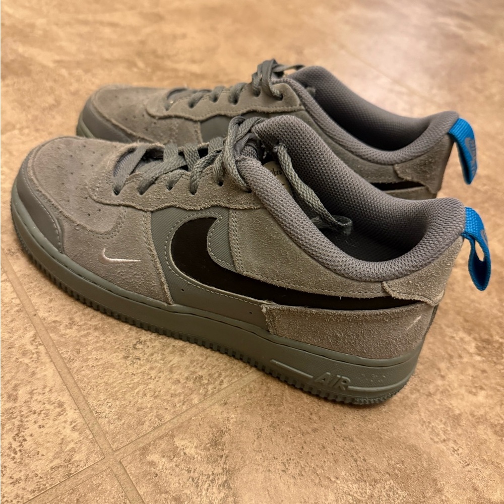 Nike Air Force 1 Low - Cut Out Swoosh Smoke Grey (GS) - Youth Size 7